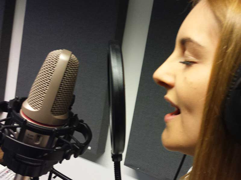 Sängerin beim Singen im TopVoice Tonstudio